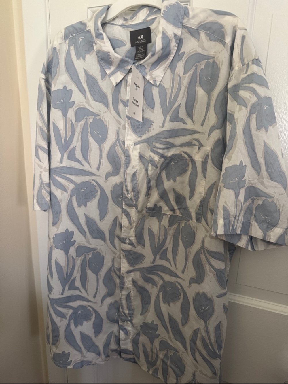 H&M Men's Light Blue and White Floral Short-Sleeve Shirt
